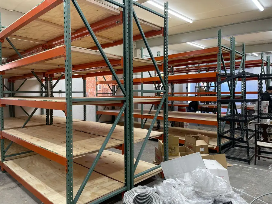 Long-span shelving install