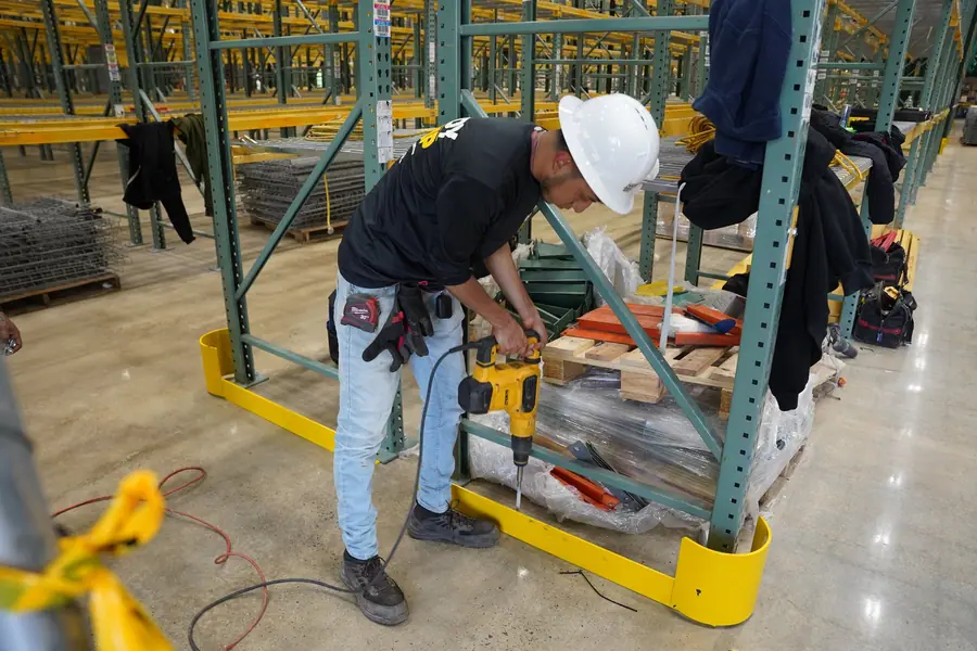 Installer drilling rack anchor